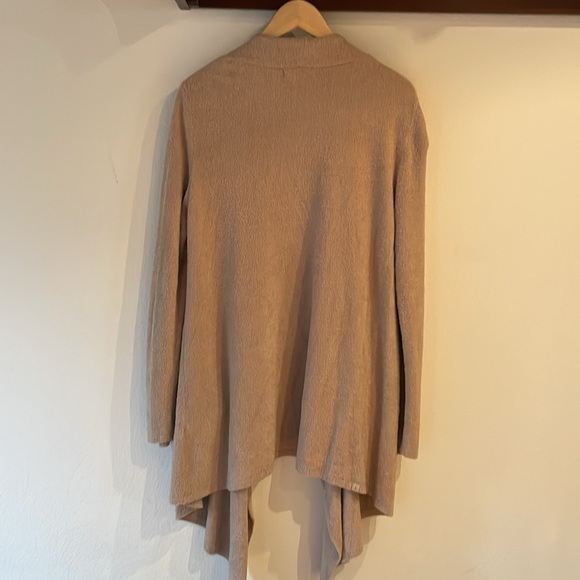 Barefoot Dreams CozyChic Lite Island Wrap, Taupe. Size L/XL - Picture 7 of 8